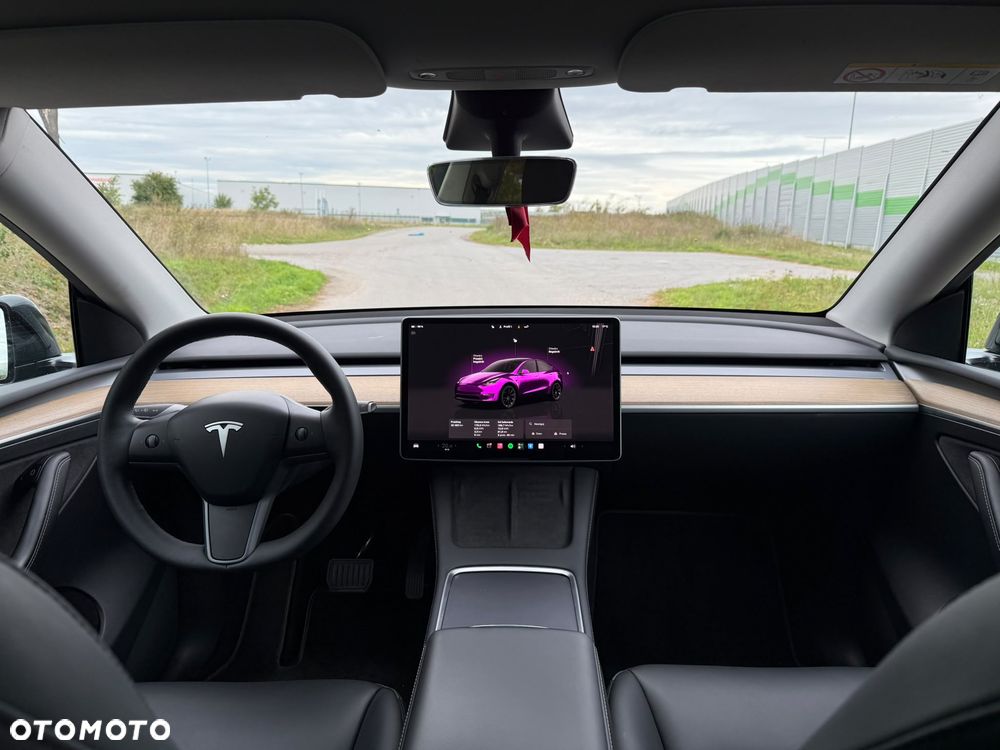 Tesla Model Y - 4