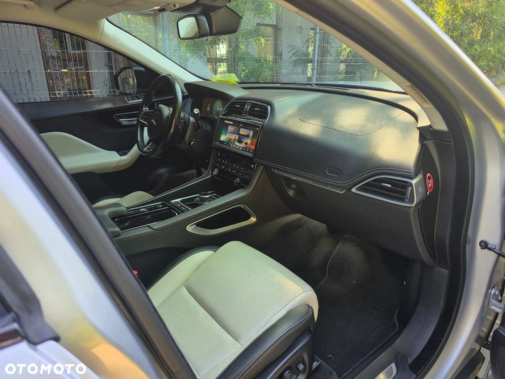Jaguar F-Pace D300 AWD R-Dynamic SE 90th Anniversary Edition - 8