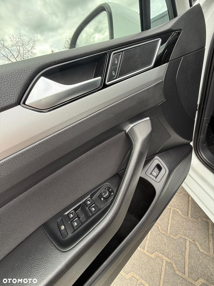 Volkswagen Passat 1.6 TDI SCR DSG Conceptline - 23