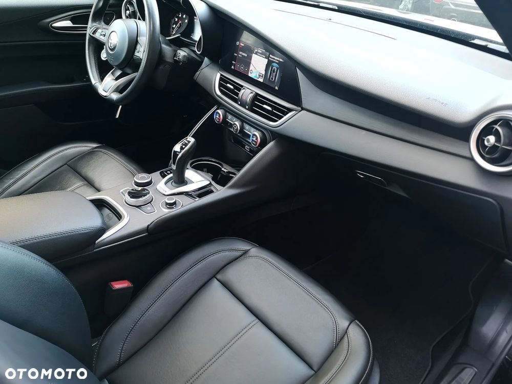 Alfa Romeo Giulia 2.0 Turbo 16V AT8-Q4 Ti - 14