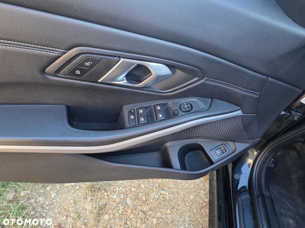 BMW Seria 3 318d mHEV - 33