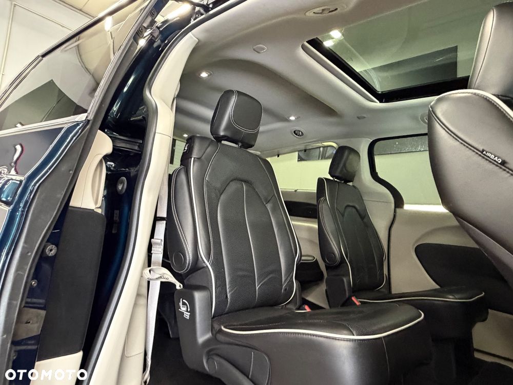 Chrysler Pacifica - 30