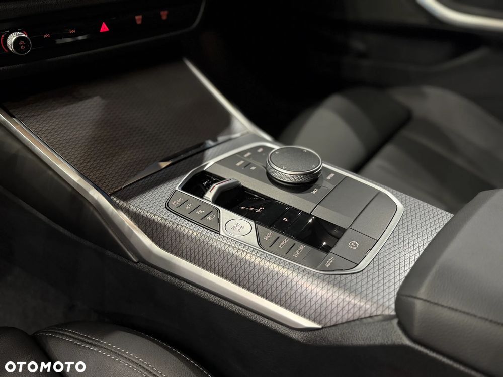 BMW Seria 3 330e xDrive M Sport sport - 12