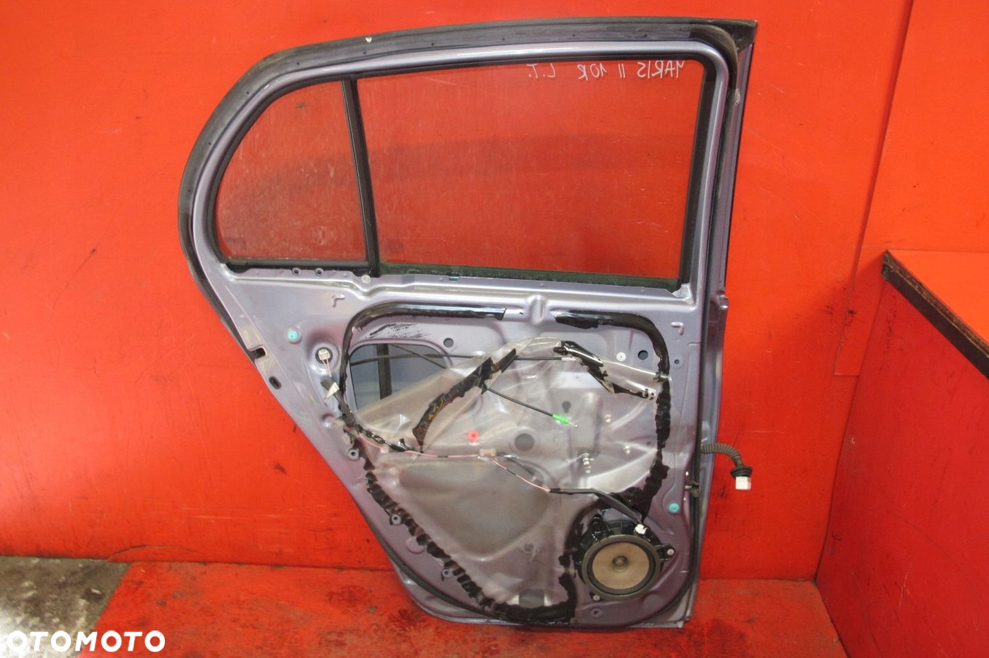TOYOTA YARIS 2 II DRZWI TYŁ LEWE 8T4 5D - 11