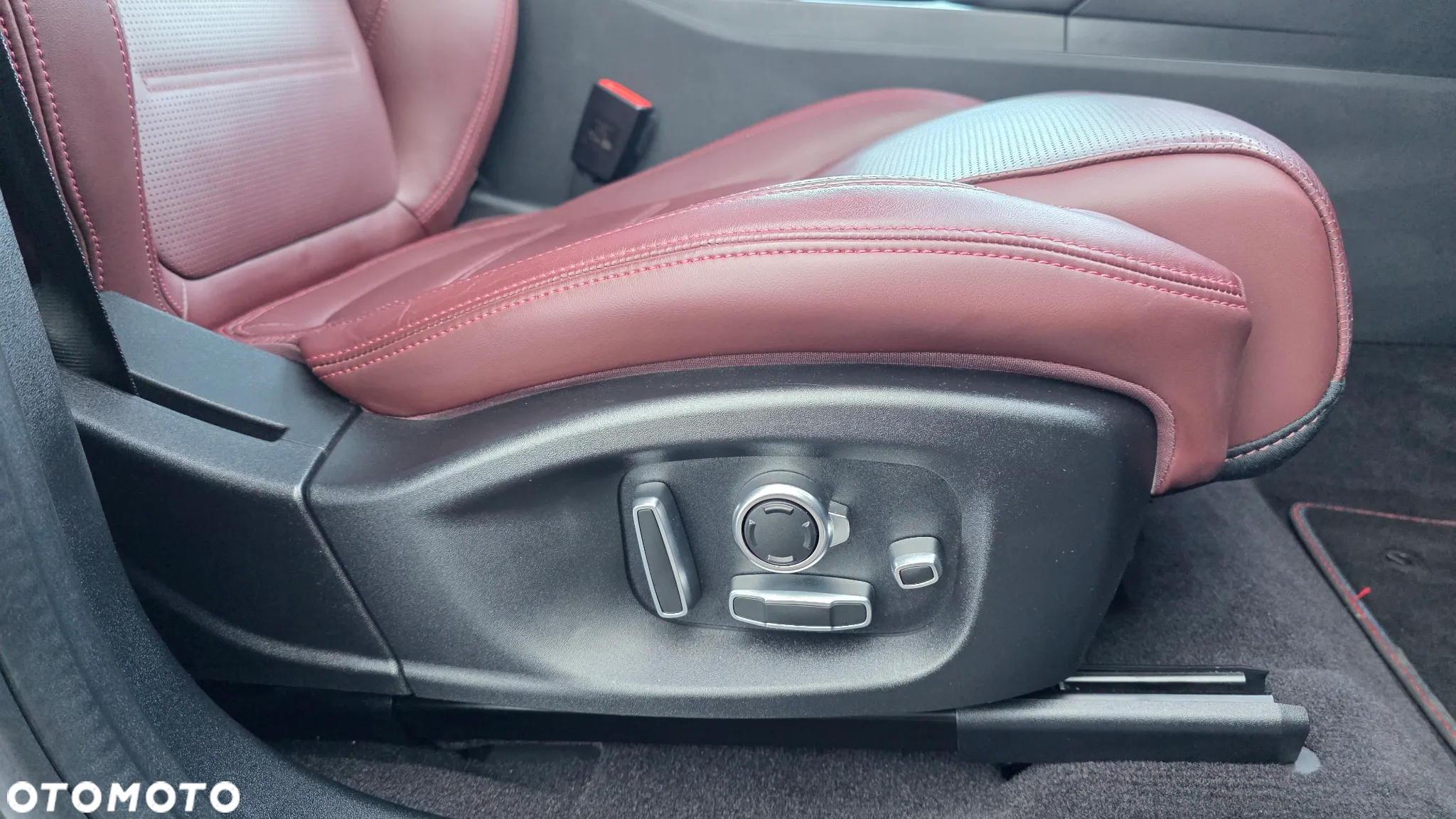 Jaguar E-Pace P250 AWD R-Dynamic Black - 25
