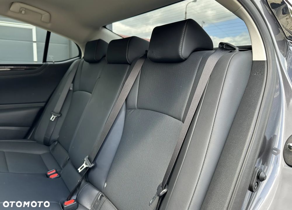 Lexus ES 300h Business Edition - 12