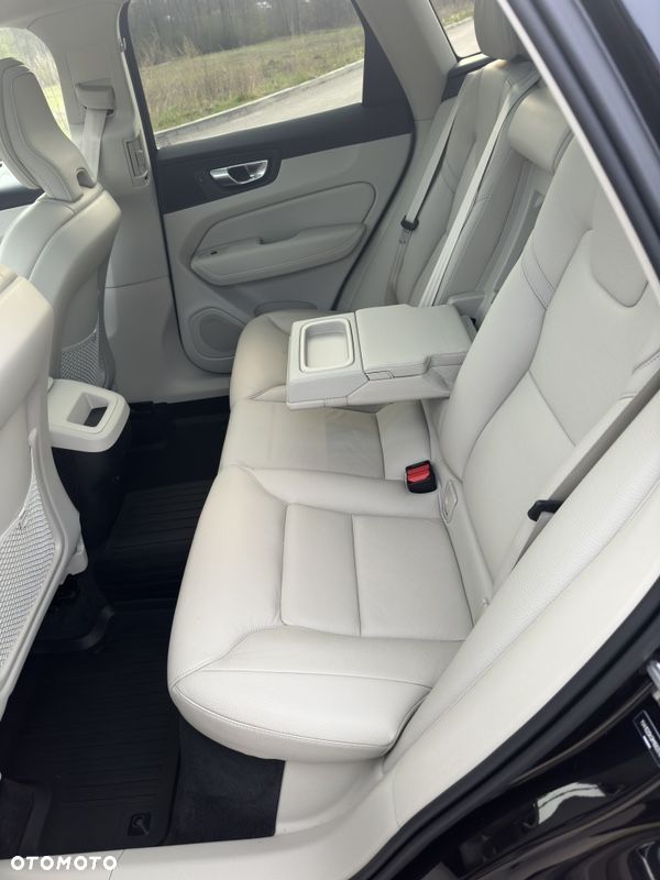 Volvo XC 60 T5 Momentum Pro - 28