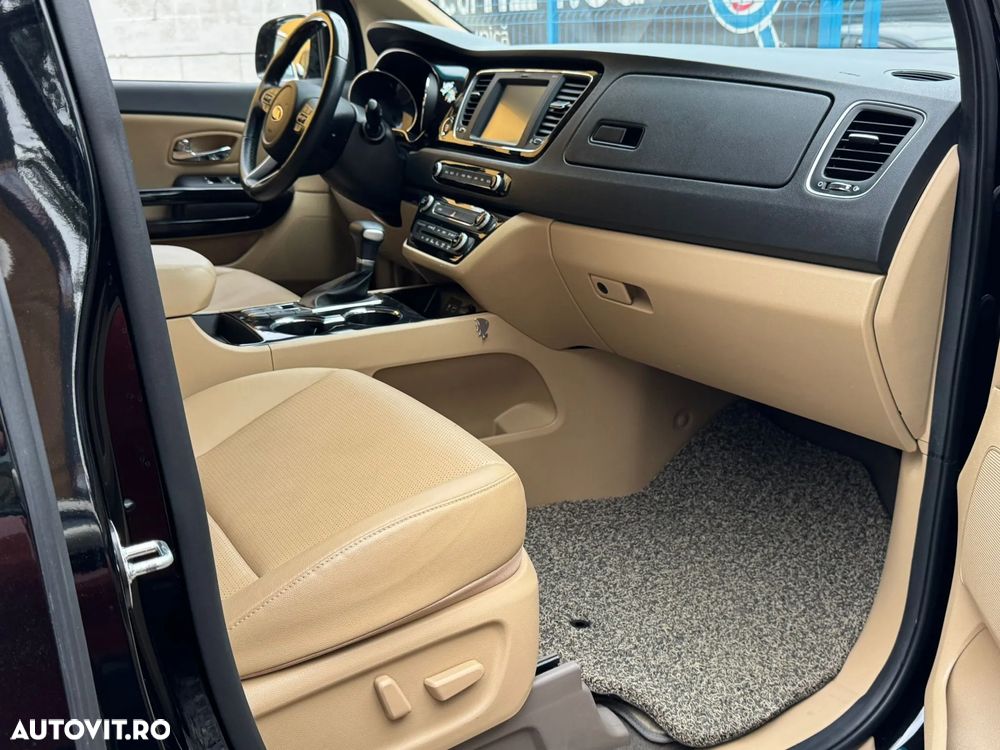 Kia Carnival - 17