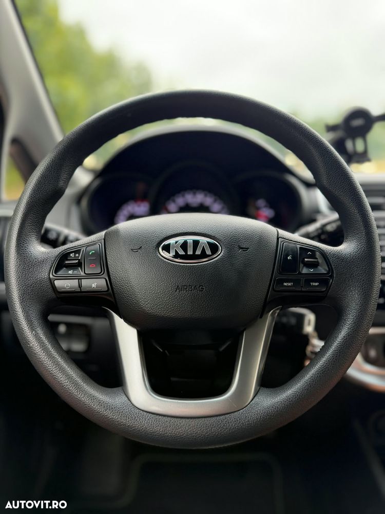Kia Rio - 8
