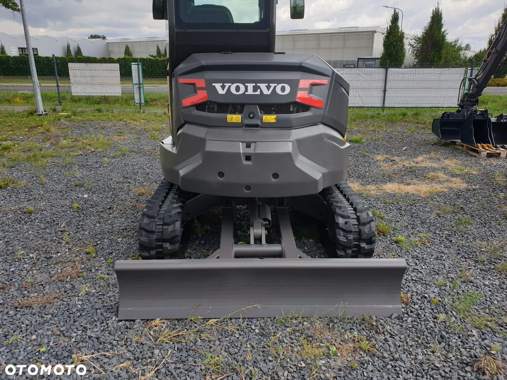 Volvo ECR40F KLIMATYZACJA NOWA DOSTĘPNA OD RĘKI, SZYBKOZŁĄCZE, DŁUGIE RAMIĘ, OBRÓT W OBRYSIE, ŁYŻKI: 300, 600, 1200MM SKARPOWA HYDRAULICZNA STEROWANA Z JOYSTICKA, PŁYWAJĄCY LEMIESZ SPYCHARKOWY - 27
