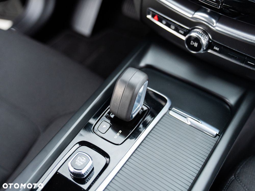 Volvo XC 60 B4 D AWD Geartronic Momentum Pro - 38