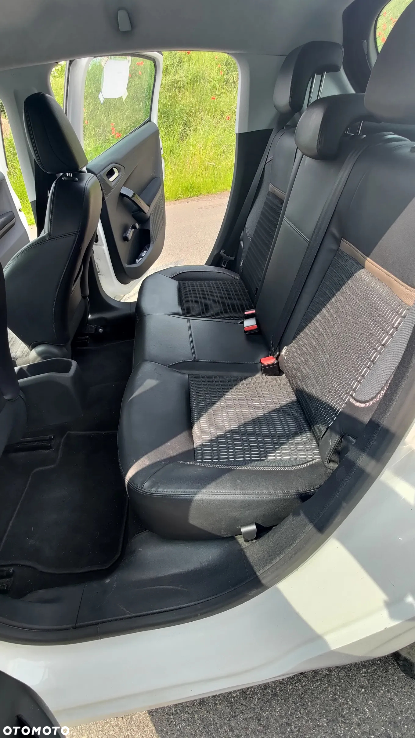 Peugeot 208 - 8