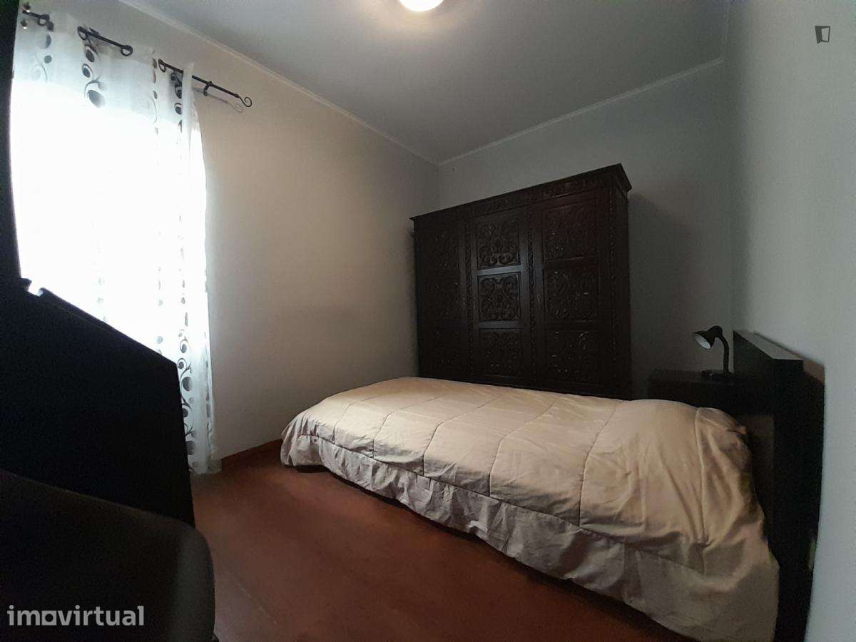 Quarto - localizado em Paranhos Porto - Grande imagem: 2/8