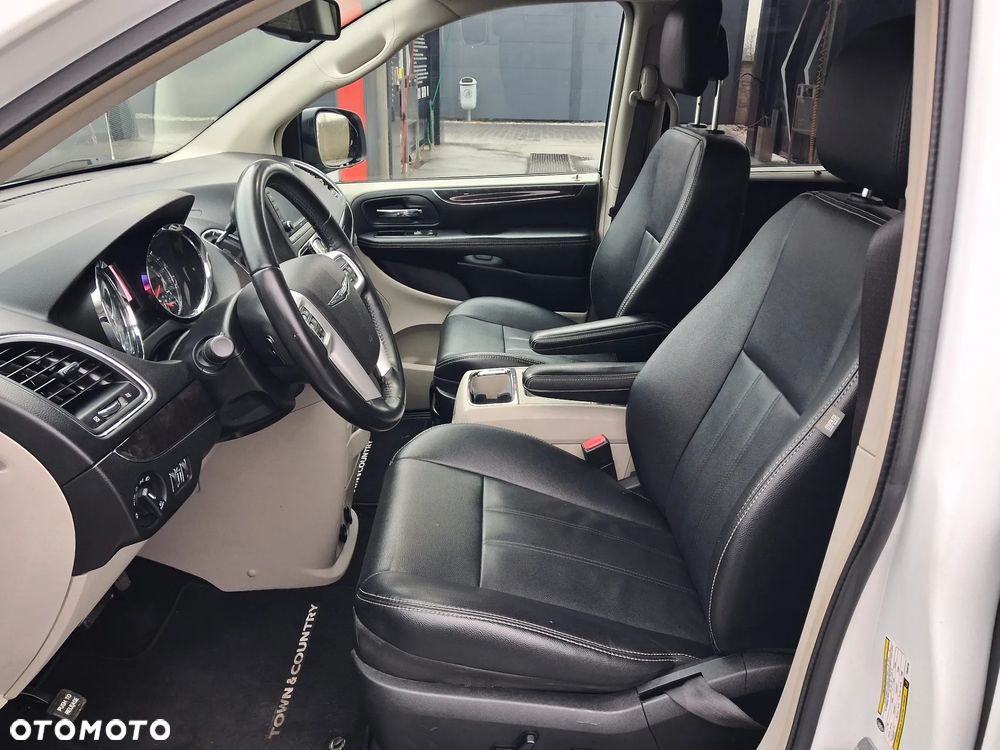 Chrysler Town & Country 3.6 Touring - 25