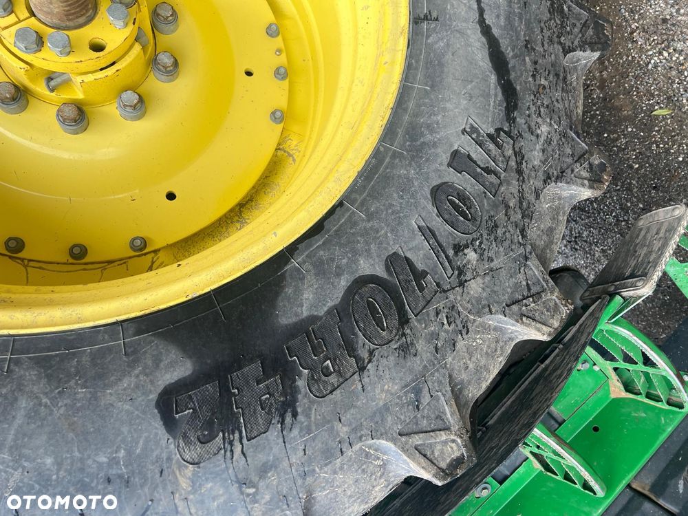 John Deere 6215R - 8