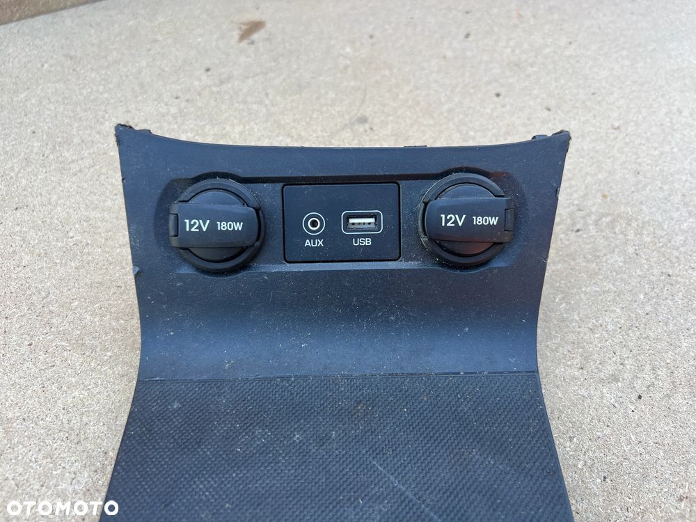 PANEL AUX USB GNIAZDO ZAPALNICZKI HYUNDAI I20 H84621C8000 - 2