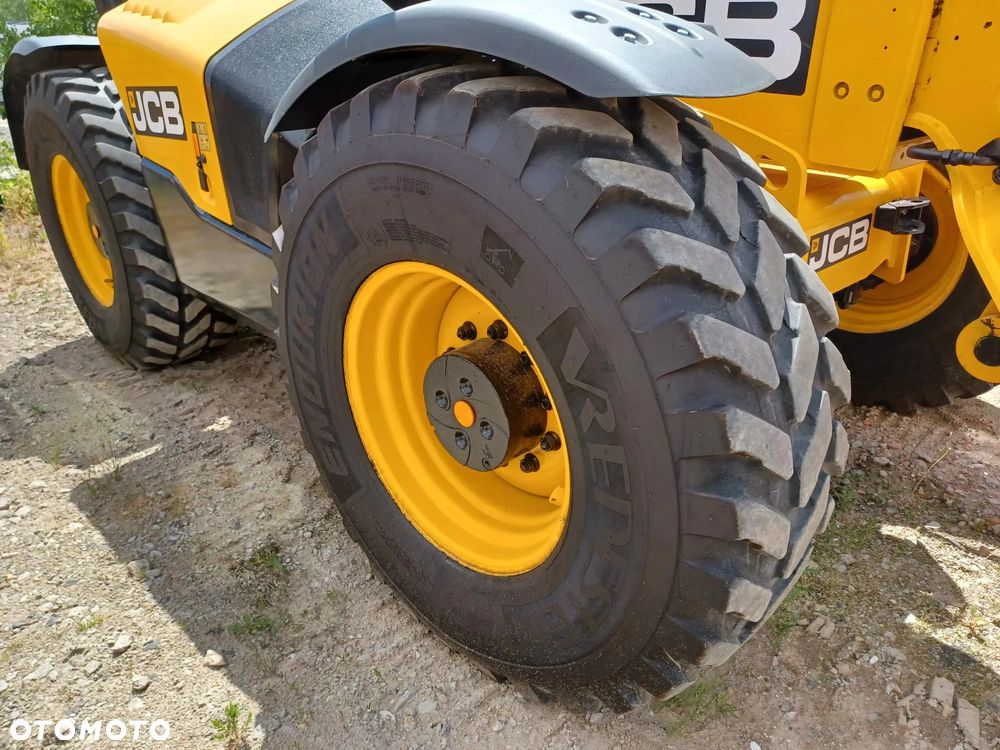 JCB 560-80 Agri Plus - 11