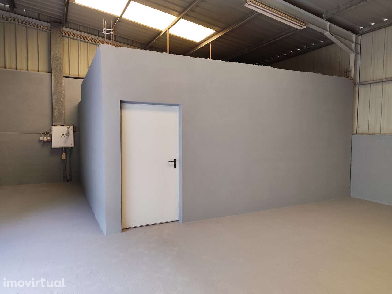 Armazém com 240 m² | Pé-direito 5m | Condomínio fechado - Grande imagem: 3/4