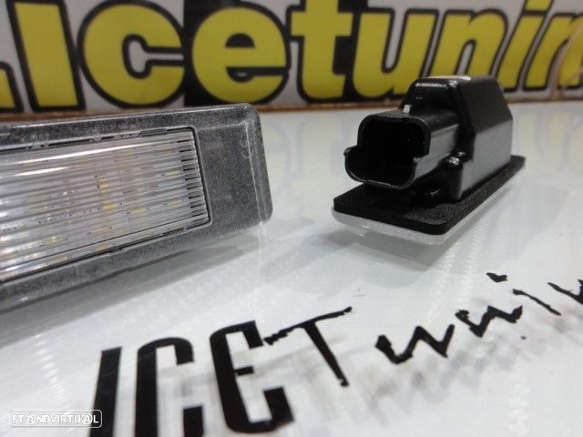 Suporte De Lâmpada De Matricula Com Led Branco Peugeot 106, 1007, 207, 308, 406, 407, 508, 607, 806, 4008, 5008, RCZ, Expert308 CC, 2008, 3008, Citroen Berlingo, C2, C3, C3 Pluriel, C4, C5, C6, C8 - 12