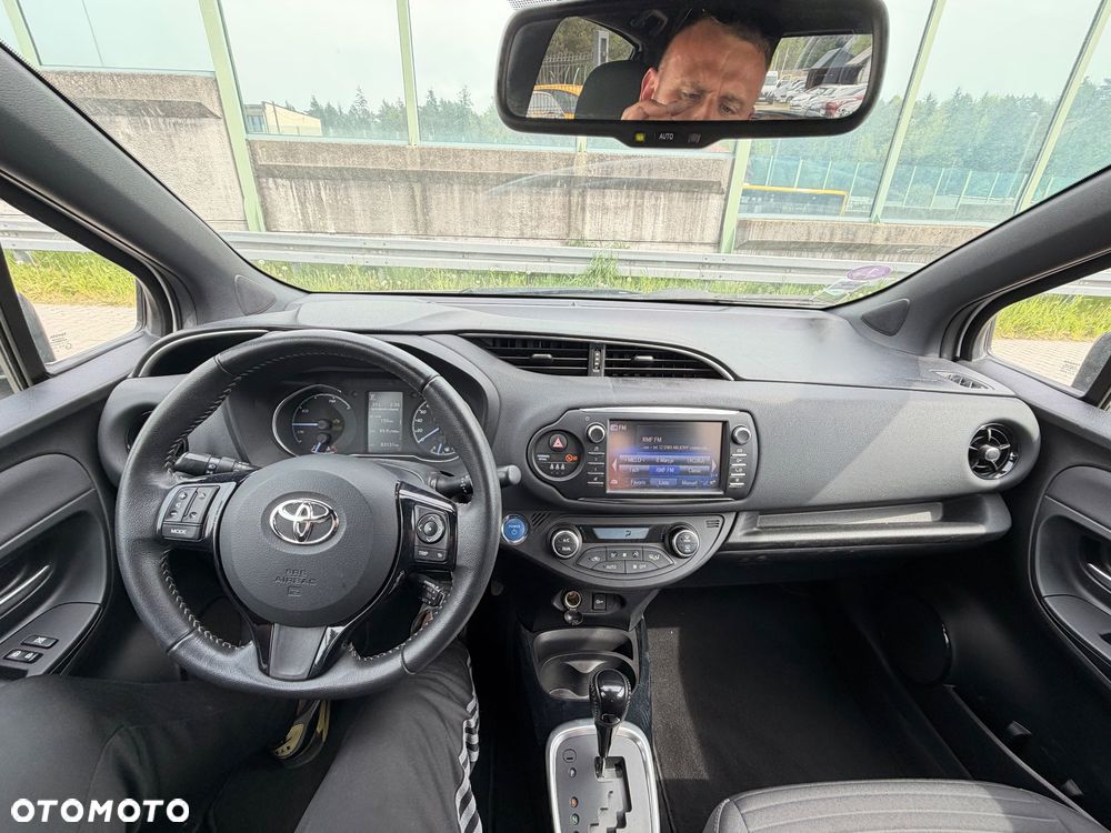Toyota Yaris Hybrid 100 Business Edition - 28