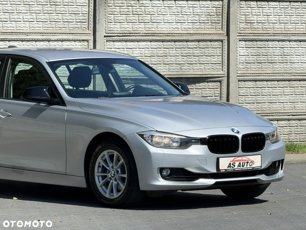 BMW Seria 3 320i Sport Line - 34