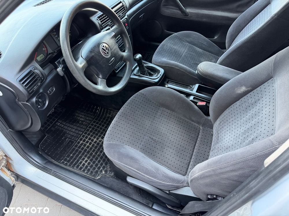 Volkswagen Passat 1.8 - 16