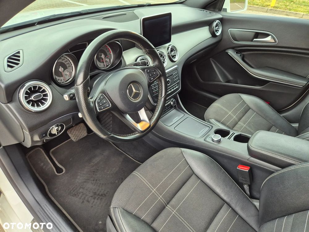 Mercedes-Benz CLA 180 7G-DCT - 10