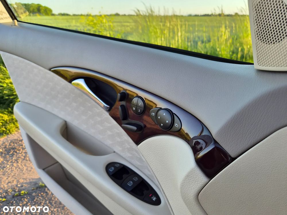 Mercedes-Benz Klasa E 320 Classic - 25