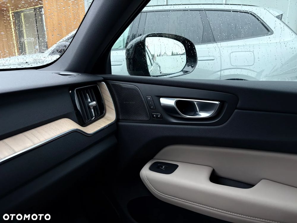 Volvo XC 60 B5 B AWD Plus Dark - 16
