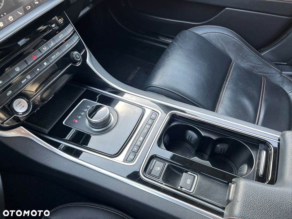 Jaguar XE 2.0 T Portfolio - 30