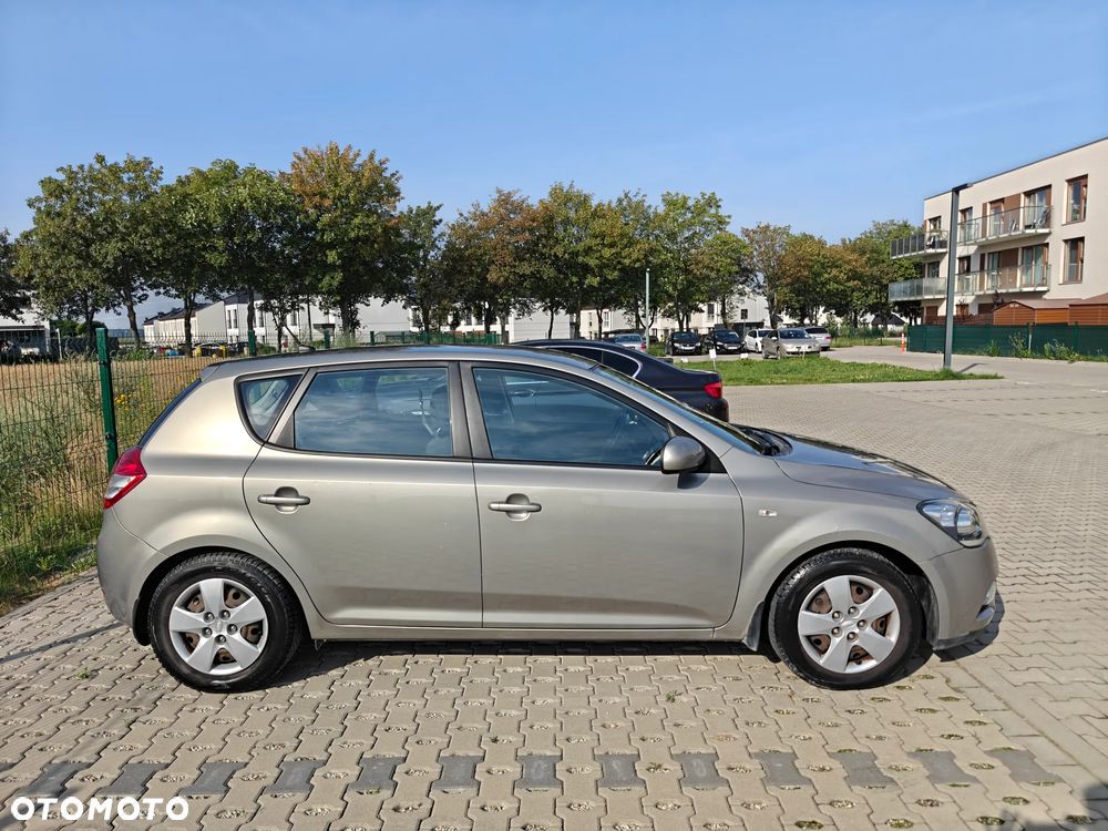 Kia Ceed - 8