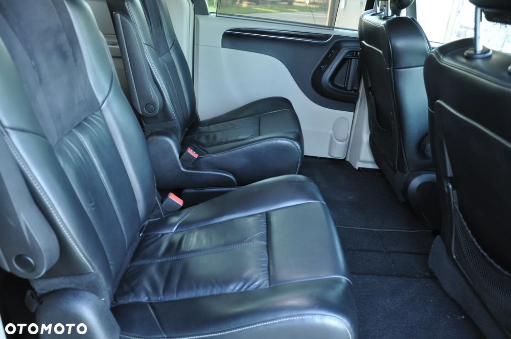 Chrysler Town & Country 3.6 Limited - 29