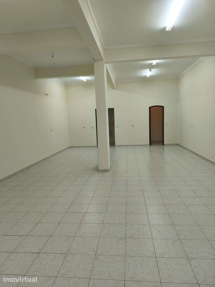 Loja no Casal do Cotão, Bem Conservada, Saída de fumos, 2 WCs, Montra. - Grande imagem: 2/16