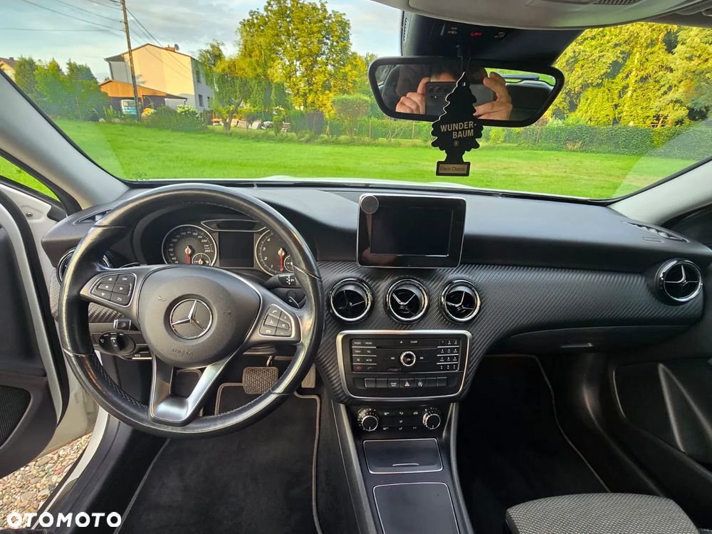 Mercedes-Benz GLA 180 7G-DCT - 18