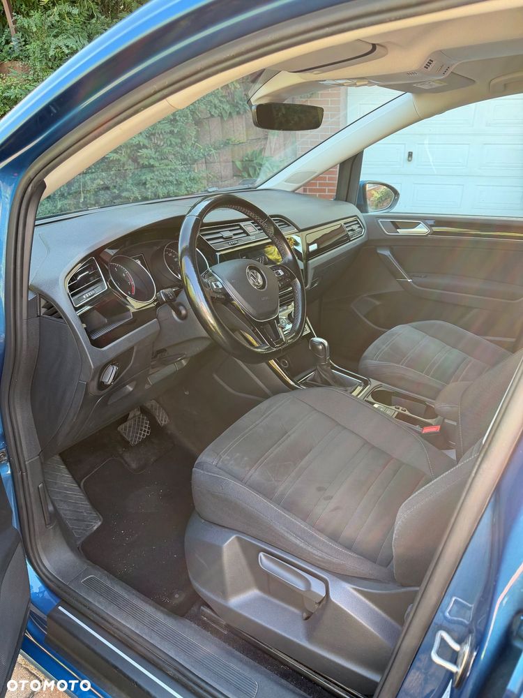 Volkswagen Touran - 10