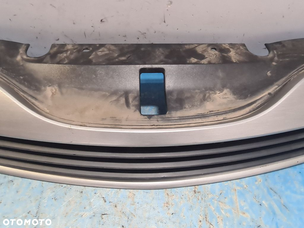 ATRAPA / GRILL 8200012581  RENAULT LAGUNA II - 5