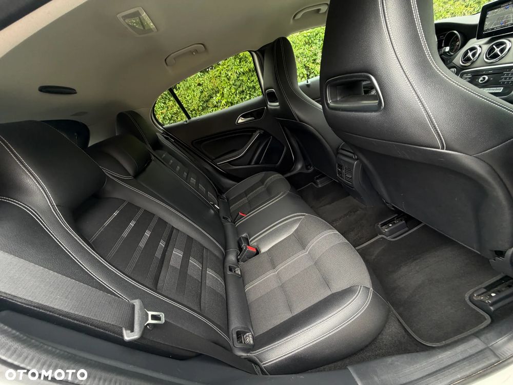 Mercedes-Benz GLA 200 7G-DCT Urban - 34