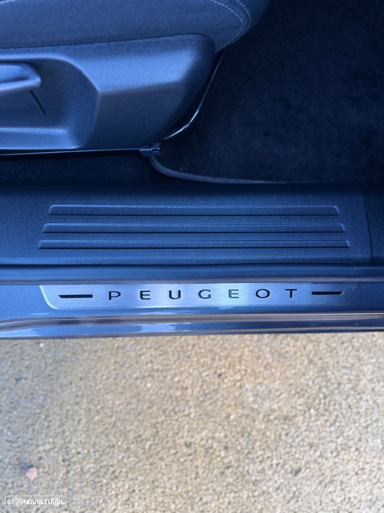 Peugeot 2008 PureTech 130 EAT8 GT Pack - 27