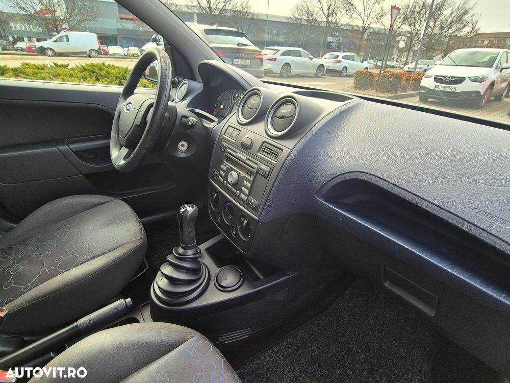 Ford Fiesta 1.3i Ambiente - 12