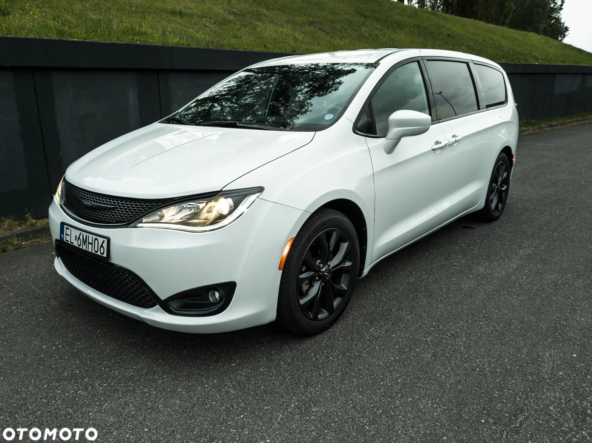 Chrysler Pacifica - 1