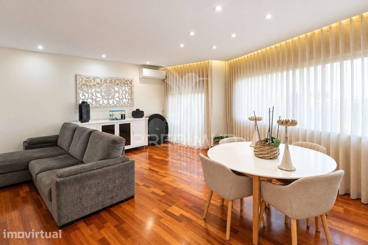 T3 duplex com varanda, lugar de garagem e arrumos em Pedrouços - Grande imagem: 2/32