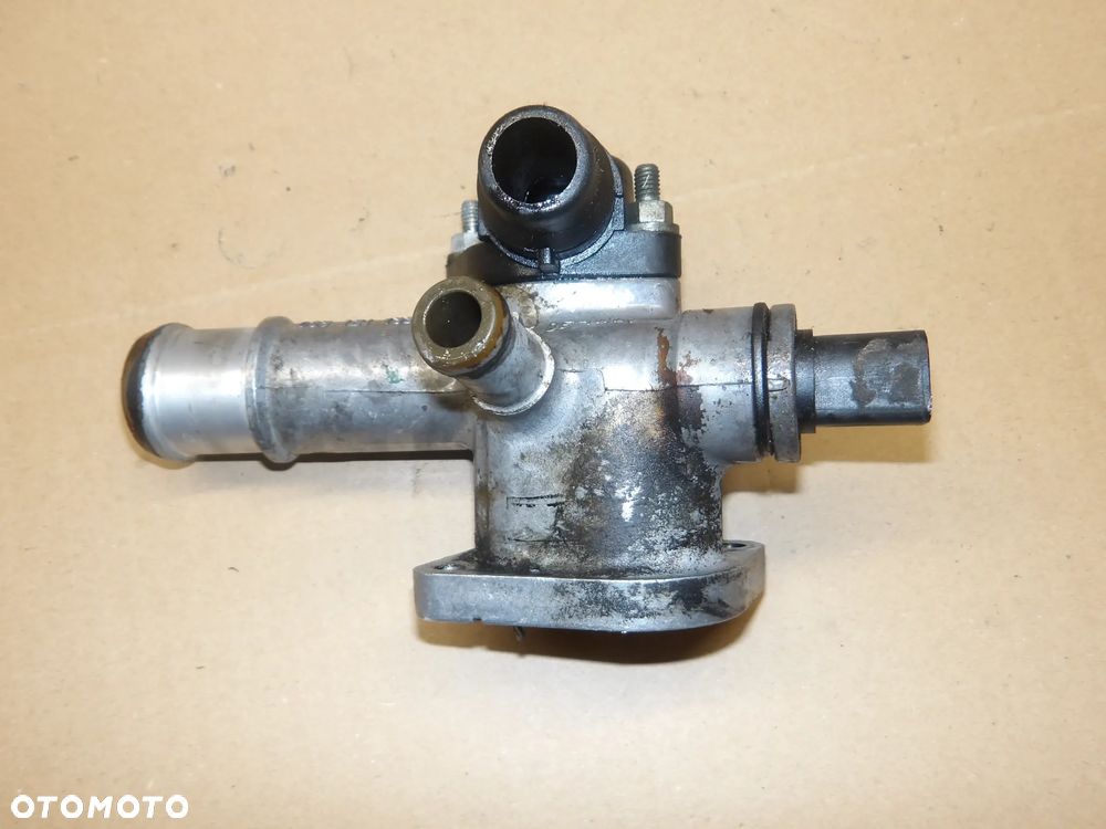 PASSAT B5 FL SEDAN 1.9TDI OBUDOWA TERMOSTATU 038121133A - 1