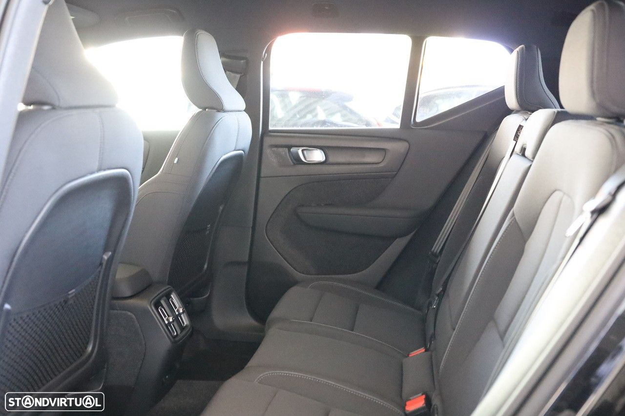 Volvo EX40 82 kWh Single Motor Extended Range Black Edition - 9