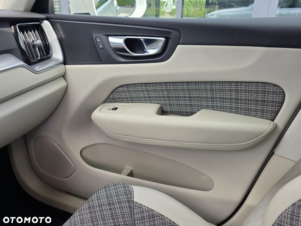 Volvo XC 60 T4 Momentum Pro - 21