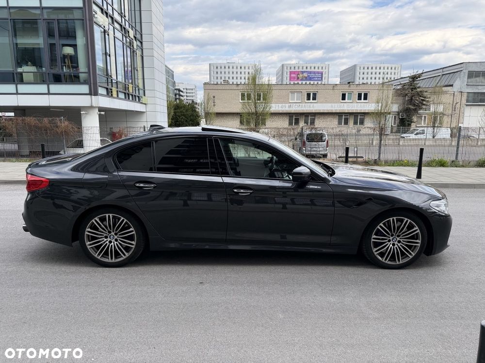 BMW Seria 5 M550i xDrive sport - 11