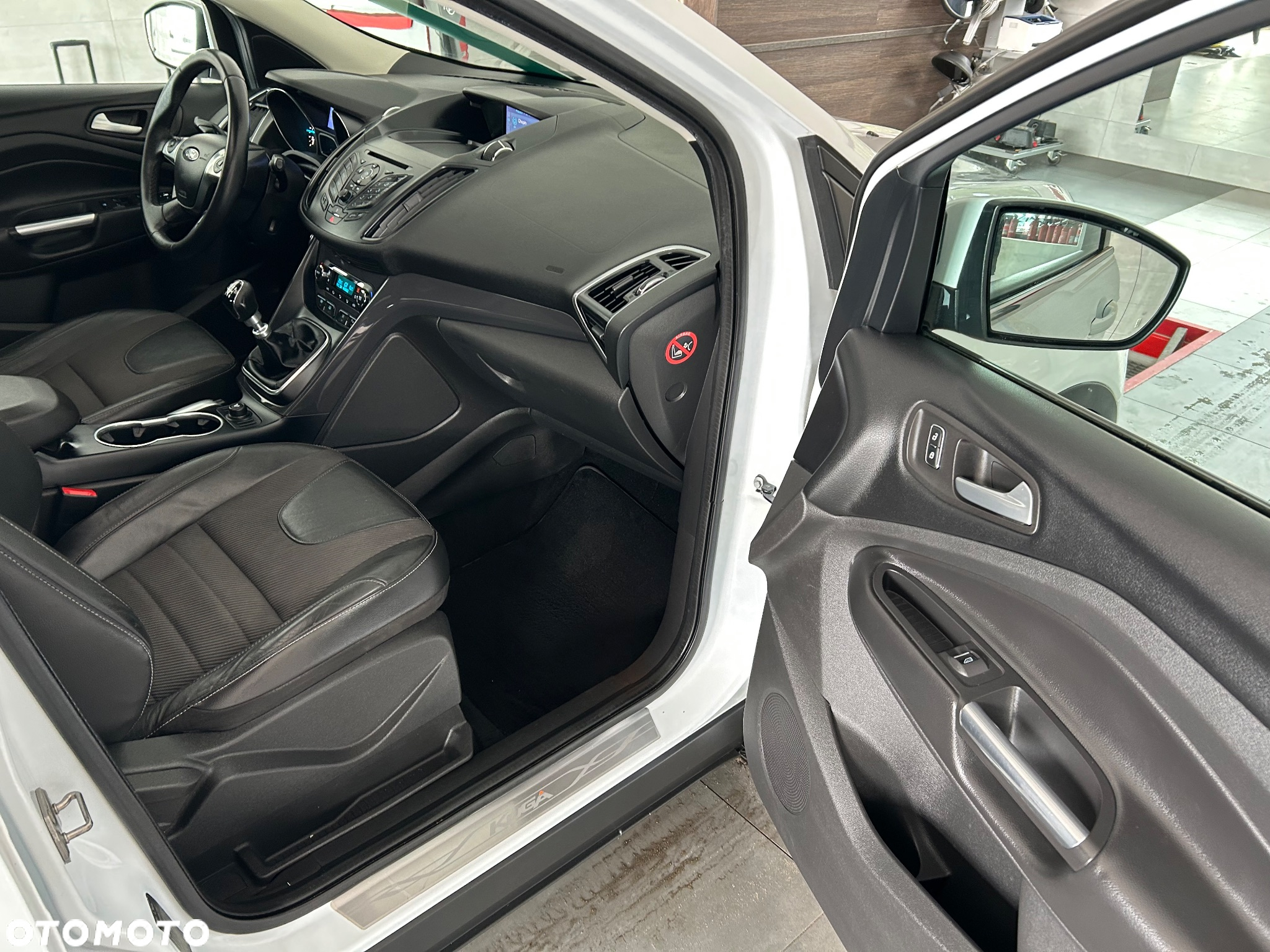 Ford Kuga 2.0 TDCi 2x4 Titanium - 30