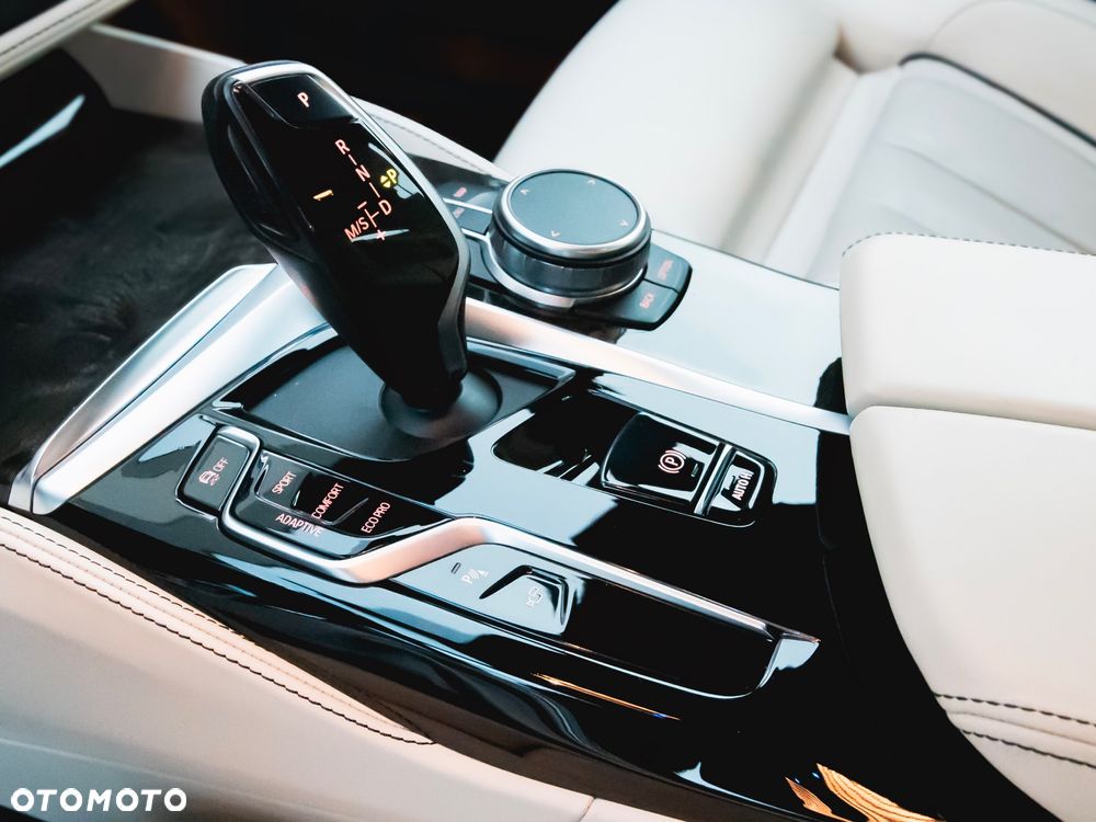BMW Seria 5 M550i xDrive - 25