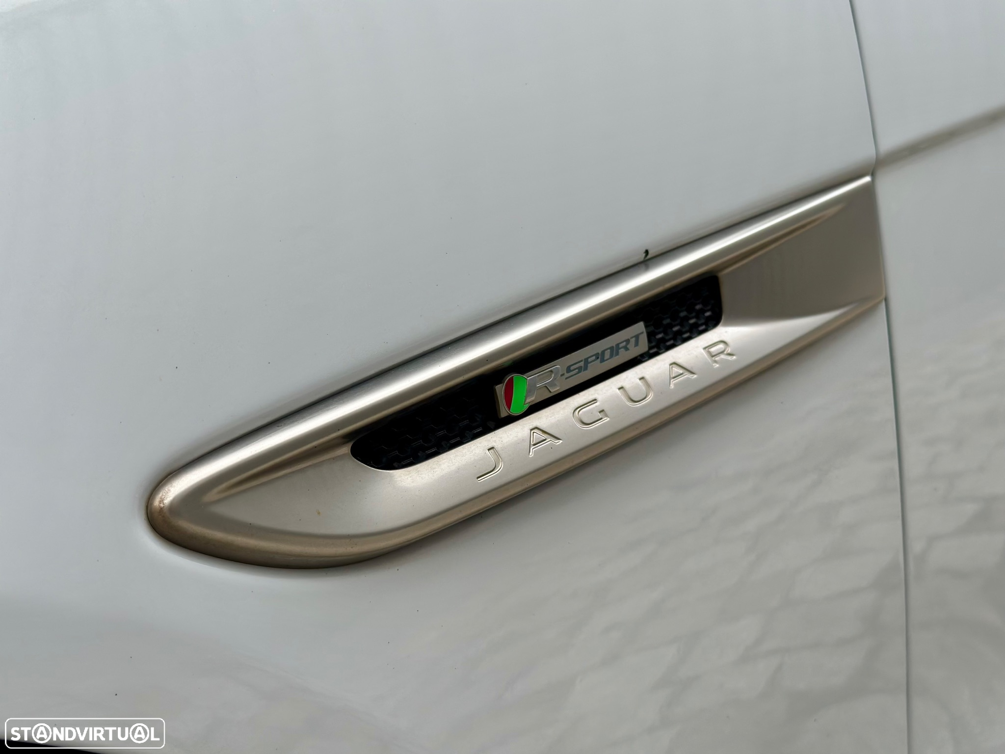 Jaguar XE 2.0 D R-Sport AWD Aut. - 13