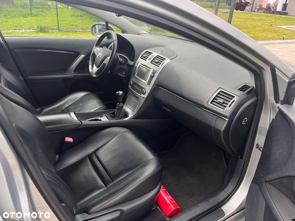 Toyota Avensis 1.6 Premium - 17