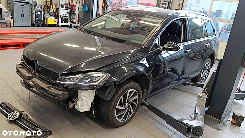 Volkswagen Golf - 1